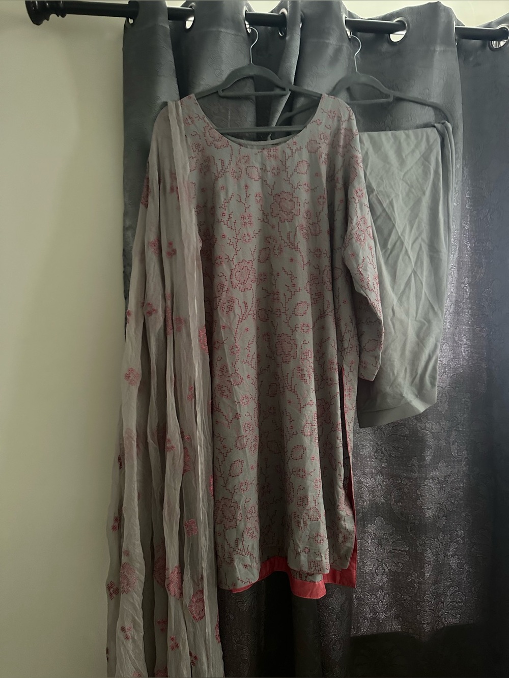 Pakistani bareeze Light Gray Floral Embroidered 3 piece suit. Size XL